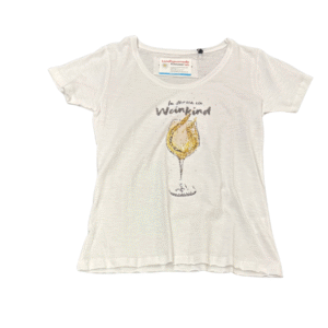 Weißes Kurzarm-T-Shirt mit V-Ausschnitt und der Grafik eines Weinglases mit goldenen Akzenten und dem Schriftzug "In Gloria ein Weinkind" über dem Glas. Das T-Shirt liegt flach auf einem weißen Hintergrund.