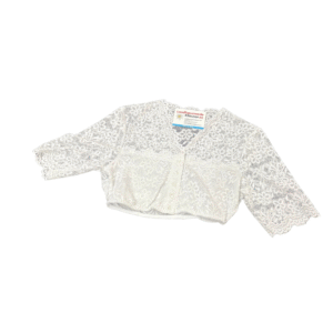 Weiße Strickjacke aus Spitze mit Blumenmuster, langen Ärmeln, Wellenkanten und Knöpfen an der Vorderseite auf weißem Hintergrund.