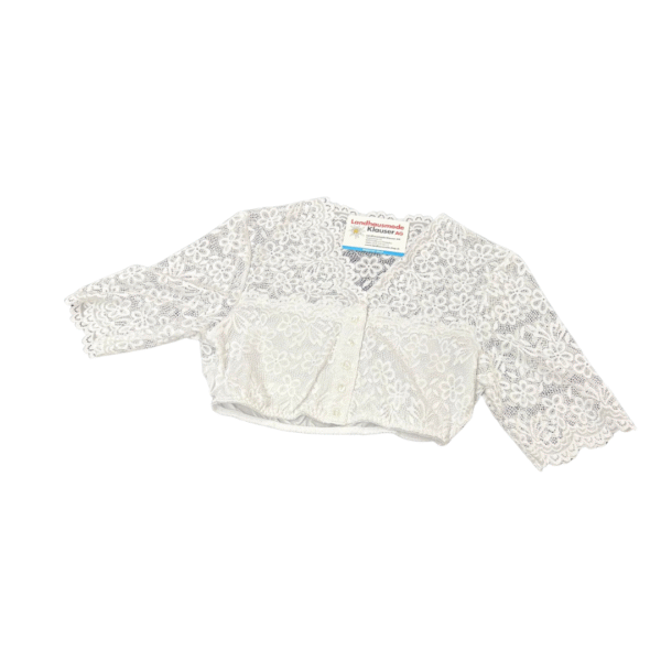 Weiße Strickjacke aus Spitze mit Blumenmuster, langen Ärmeln, Wellenkanten und Knöpfen an der Vorderseite auf weißem Hintergrund.