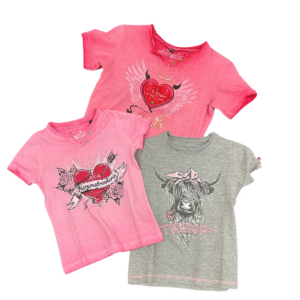 Es sind drei Kinder-T-Shirts abgebildet: zwei rosa T-Shirts mit Herz- und Blumenmotiven und ein graues T-Shirt mit einem aufgedruckten Tiergesicht und Blumen. Alle T-Shirts haben kurze Ärmel und liegen flach auf einem weißen Hintergrund.