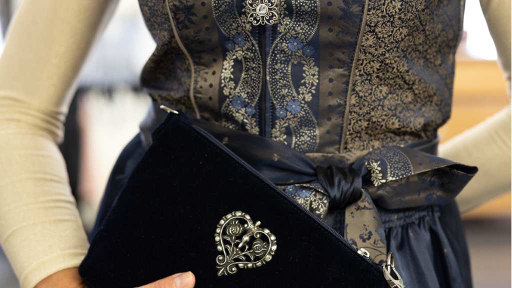Dirndl mit Brokatmieder und schwarzer Trachtentasche mit Herz